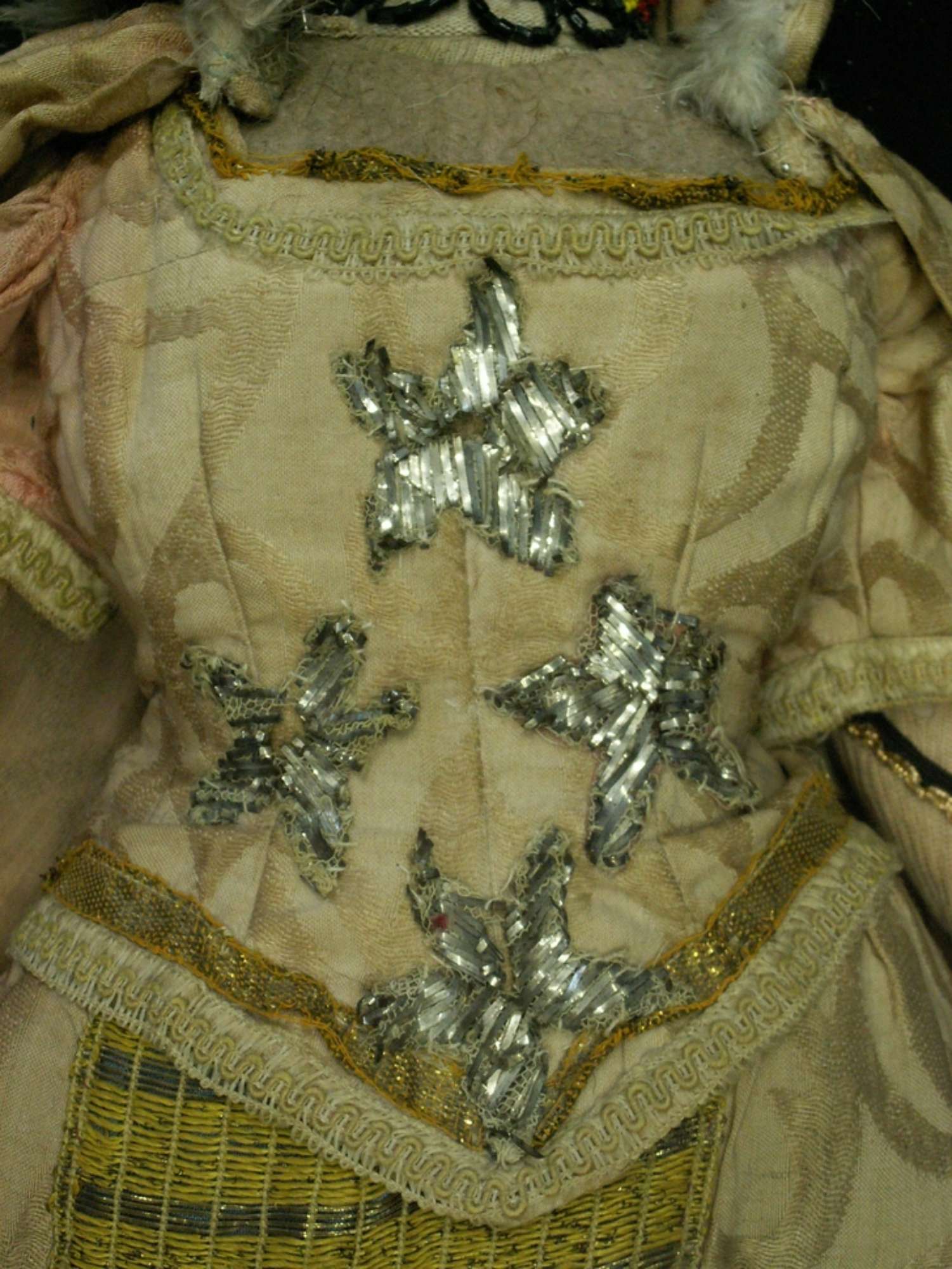 Particolare del corpetto fronte prima del restauro